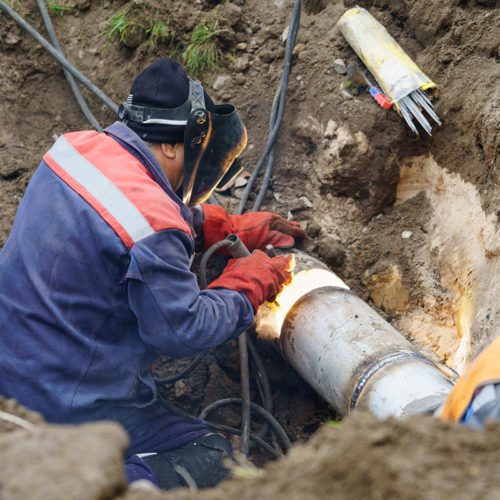 utility-worker-fixing-broken-water-main-sewerage-2022-11-15-04-16-42-utc